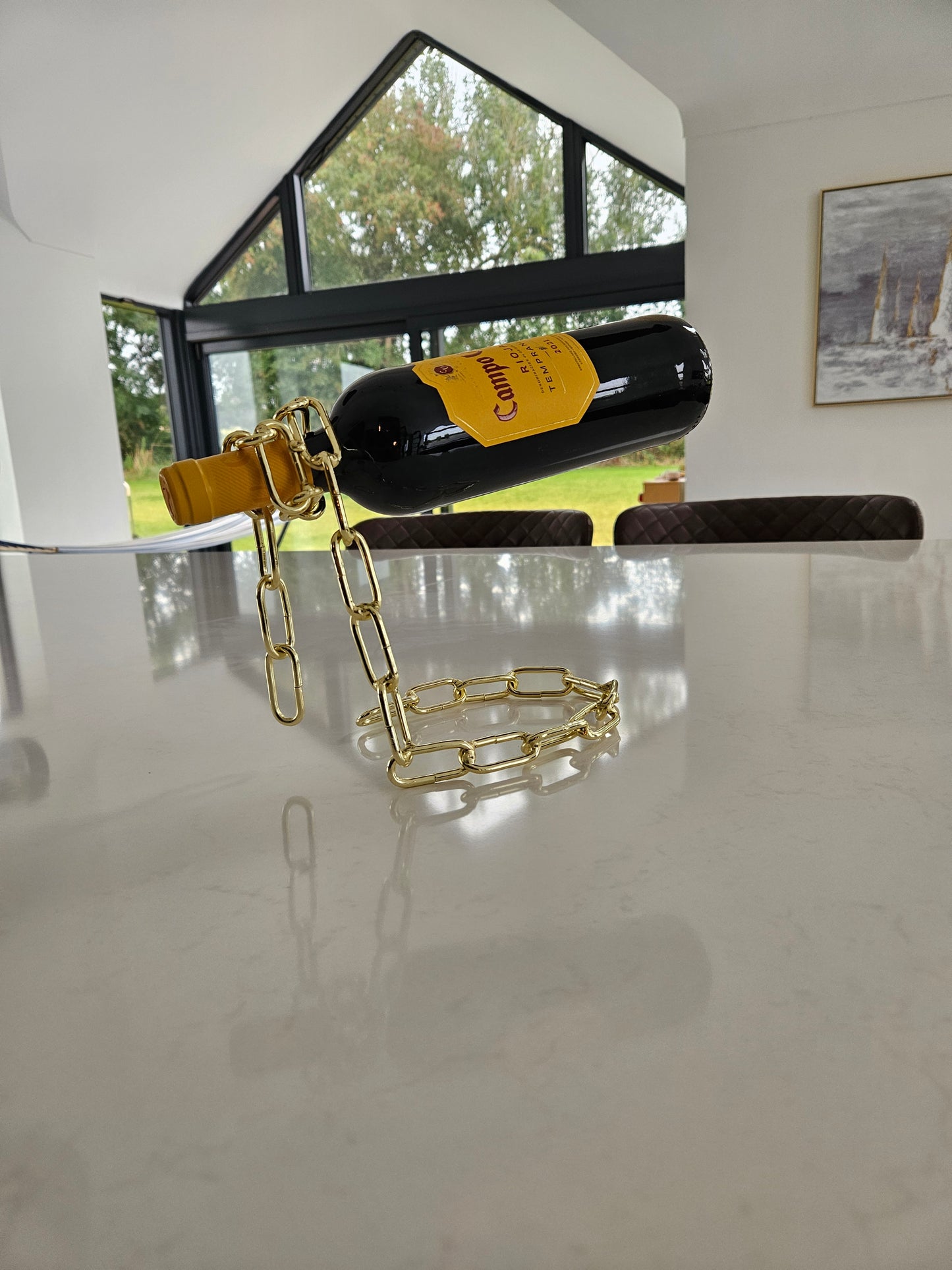 Chain’Art™ – Le porte-bouteille qui défie la gravité