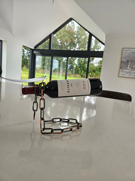 Chain’Art™ – Le porte-bouteille qui défie la gravité